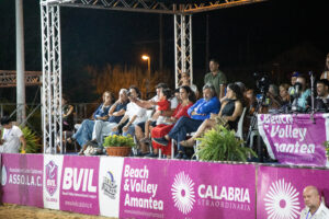 Lo spettacolo del beach volley torna ad illuminare Amantea