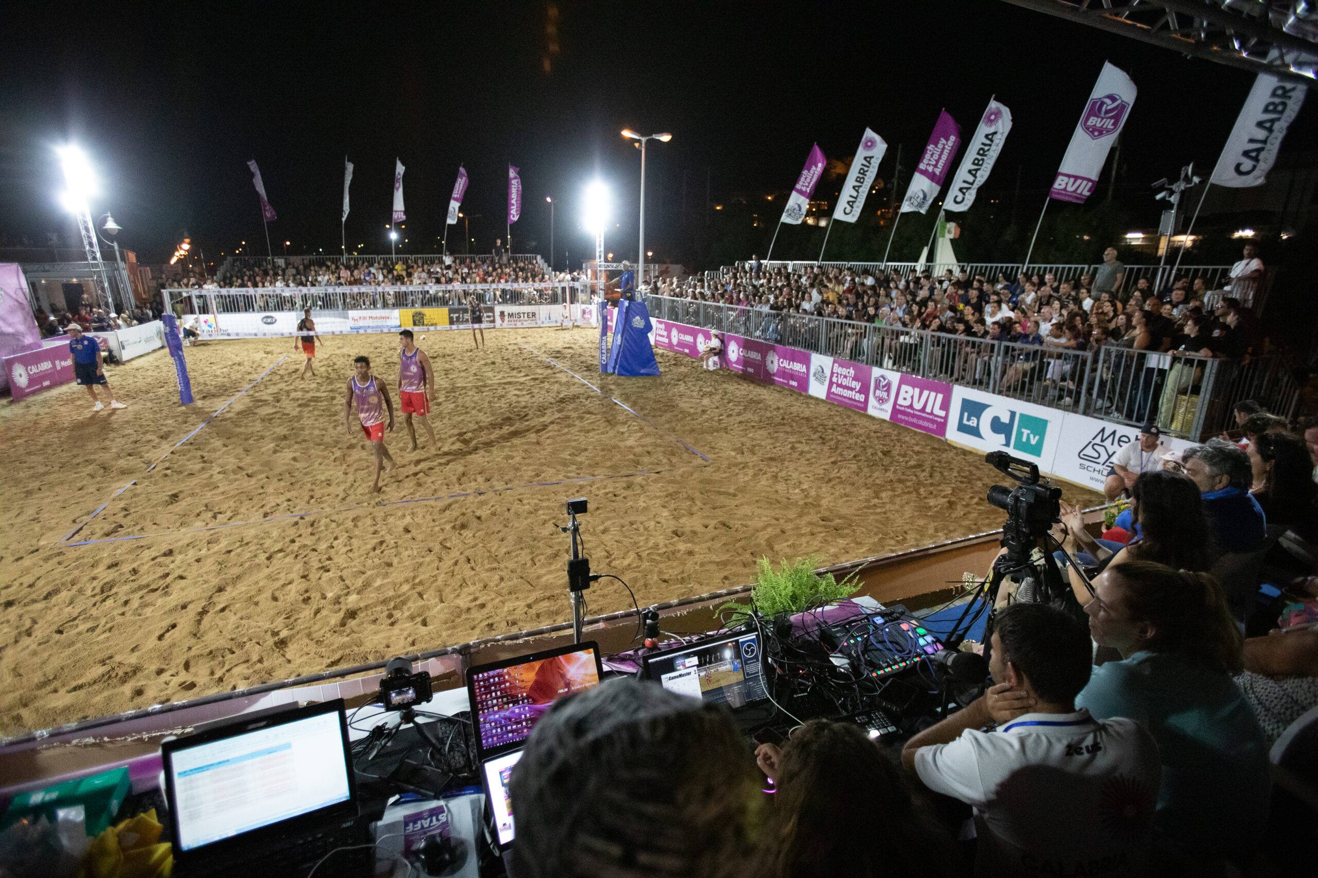 Lo spettacolo del beach volley torna ad illuminare Amantea