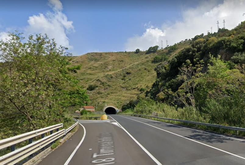  Traffico e parcheggio selvaggio sulla Statale 18