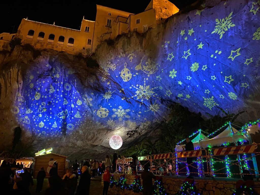 Le luci di Natale per sopperire al buio delle strade?
