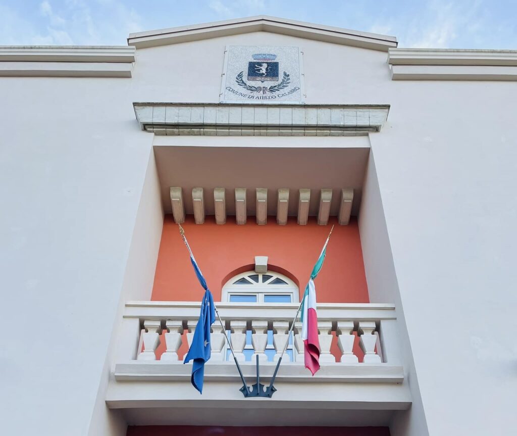 Casa comunale di Aiello Calabro con bandiere a mezz'asta
