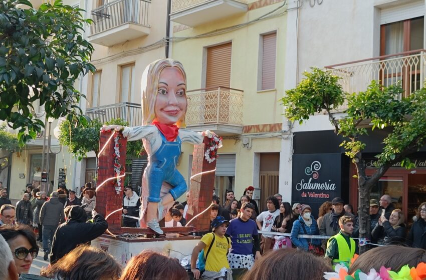 Maschera della sfilata di Carnevale del Tirreno ad Amantea