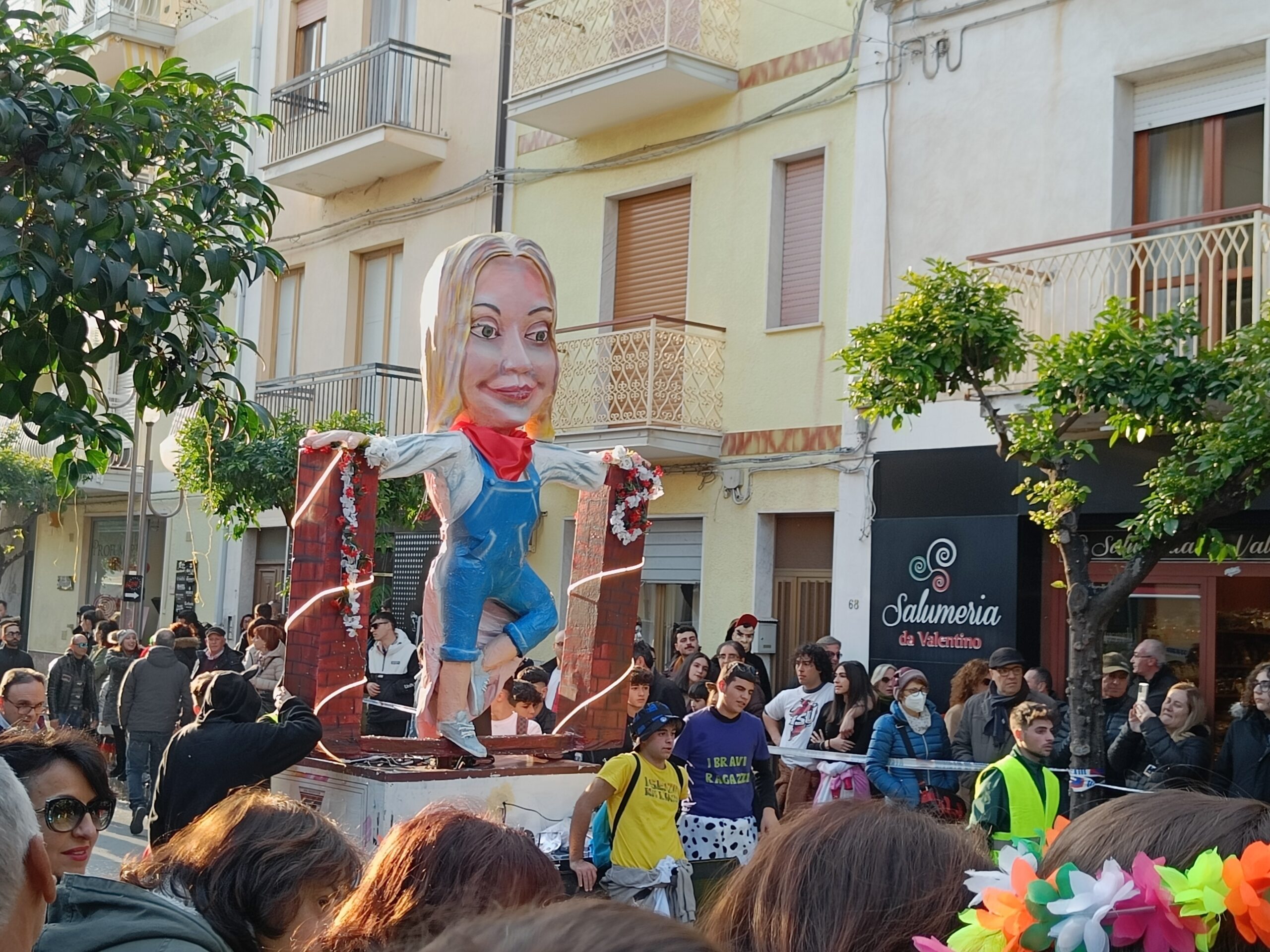 Maschera della sfilata di Carnevale del Tirreno ad Amantea