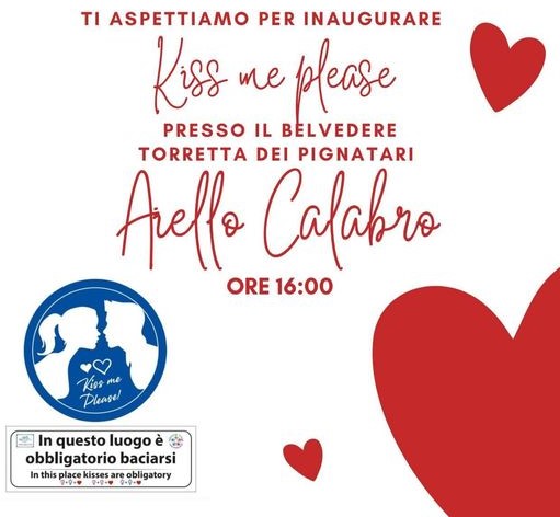 Iniziativa della pro loco di Aiello Calabro per la festa degli innamorati: il cartello con l'obbligo di baciarsi al Belvedere Torretta dei Pignatari