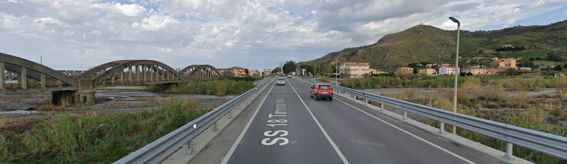 Tratto di Strada Statale 18 in corrispondenza del fiume Oliva ad Amantea