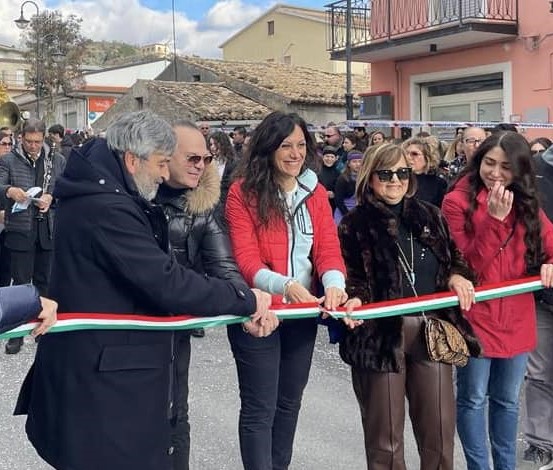 Rosaria Succurro presidente della Provincia di Cosenza taglia il nastro del Carnevale del Tirreno 2023 ad Amantea, insieme al sindaco Vincenzo Pellegrino