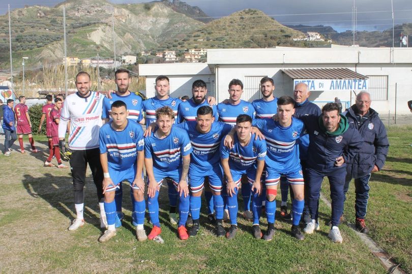 La formazione scesa in campo per il match tra l'Amantea e il Mesoraca.