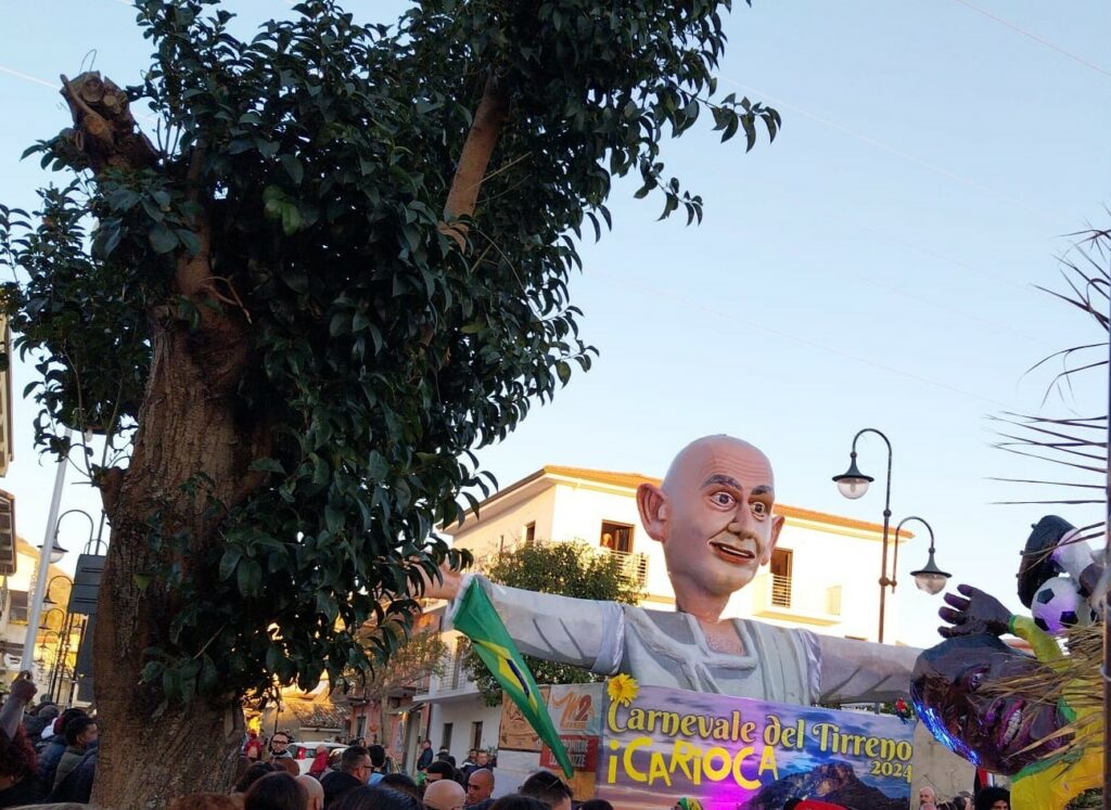 Carnevale del Tirreno 2024 tra maschere e traffico